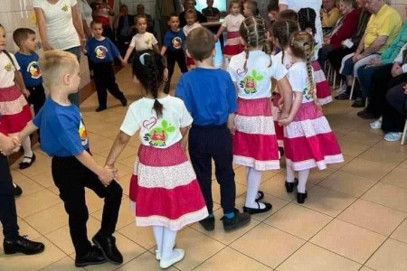 Néptánc fellépés az Aranybárka Idősek Otthonában