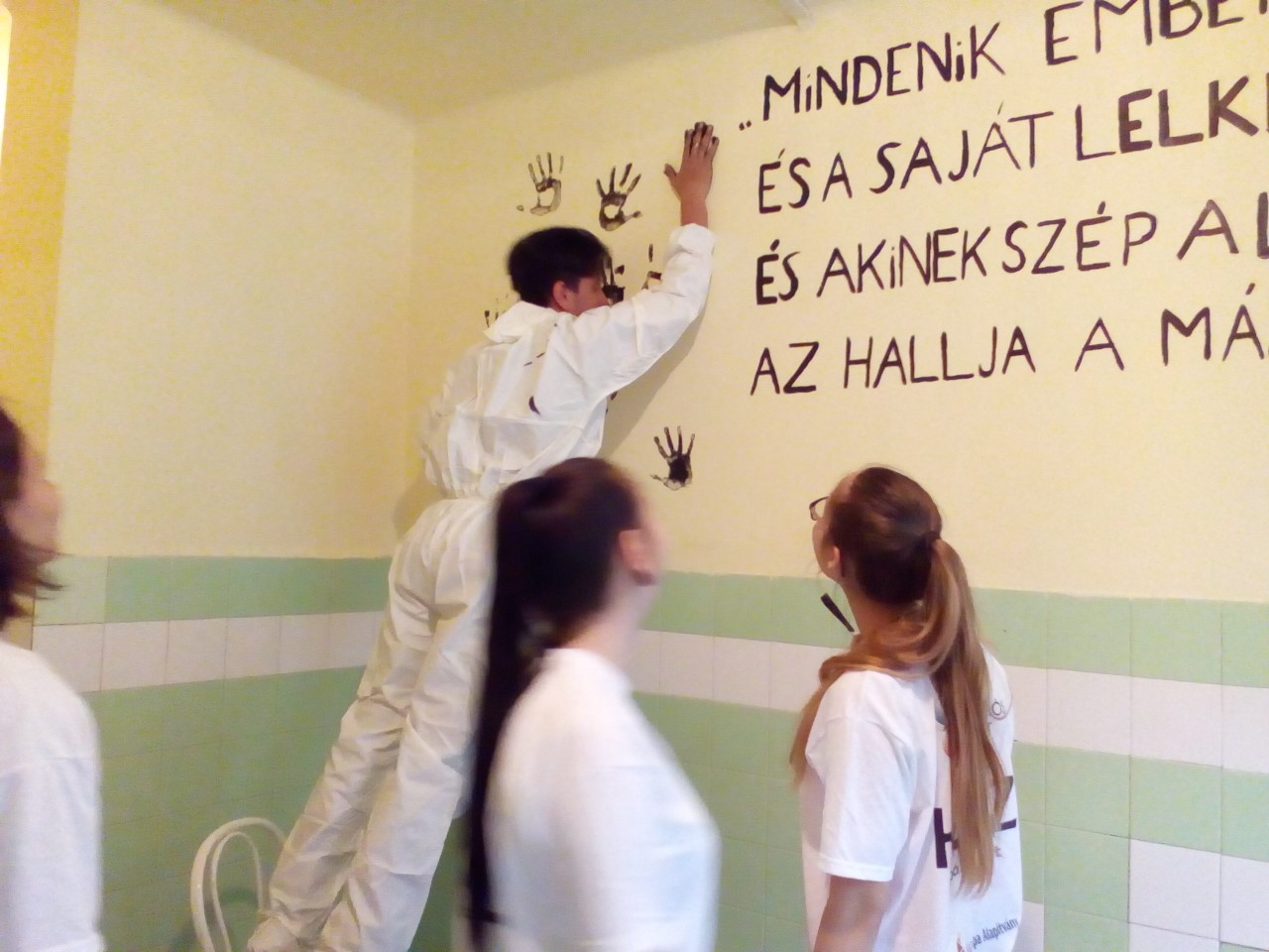Kövessis diákok festenek a Baptista Szeretetszolgálat hajléktalan és átmeneti szállóin