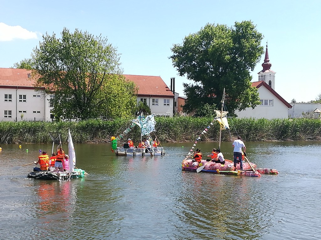 Műanyag flotta a vízen 